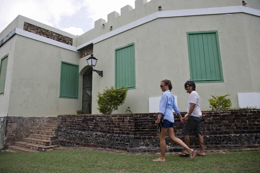 Katherine Ether y Eduardo Mallen, una pareja de turistas pasean por el Fortín Conde de Mirasol.