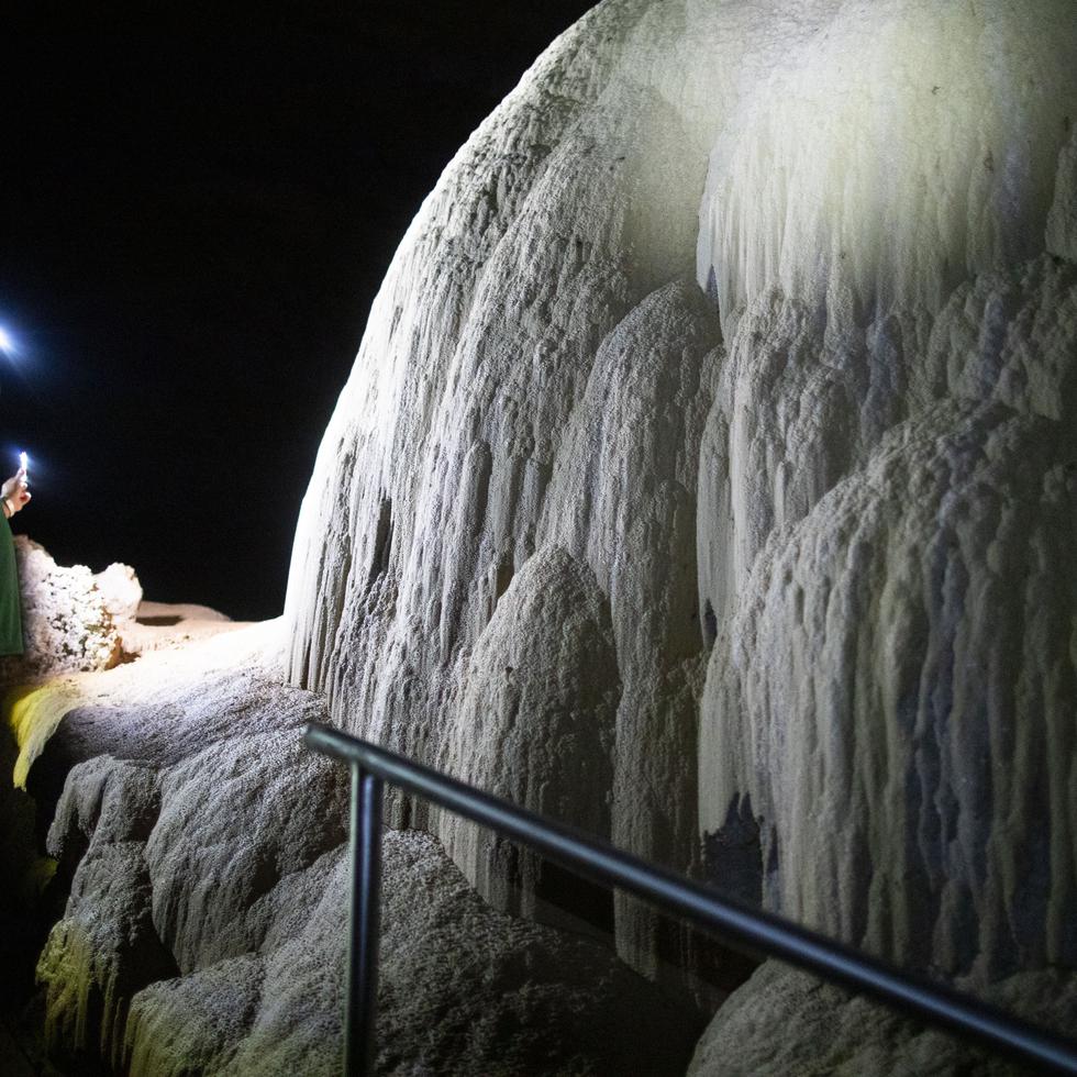 Vista de una formación en el interior de Cueva Clara, parte de las Cavernas de Camuy.