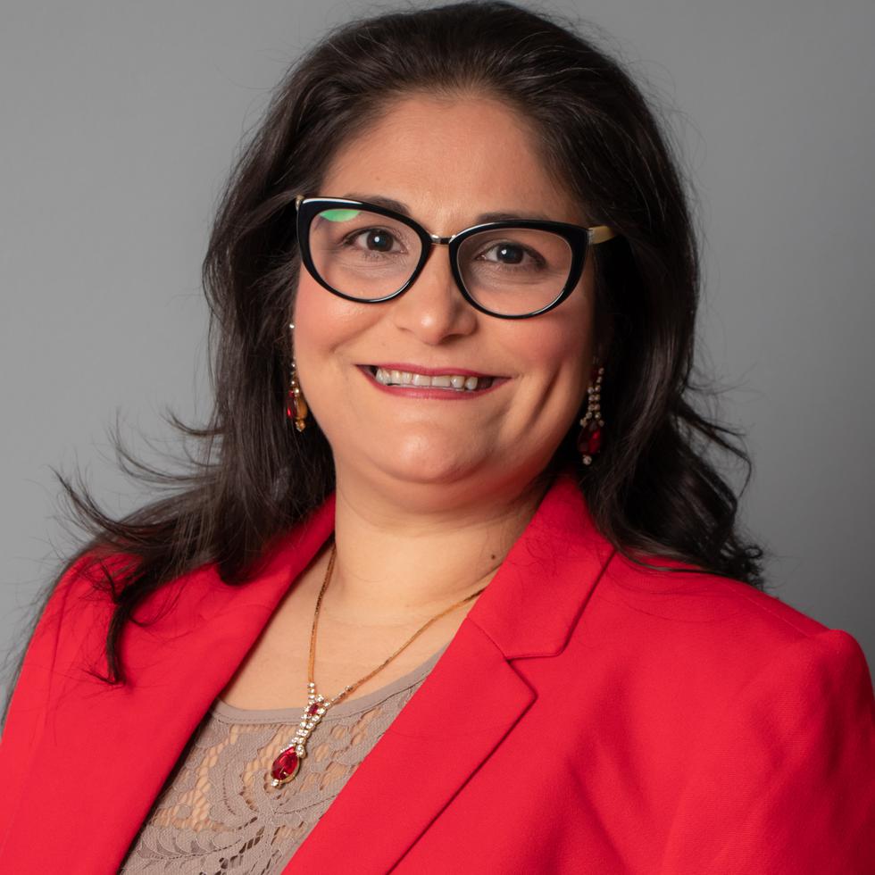 Lizamarie Serrano Rodríguez, cuenta con un bachillerato en Administración de Empresas y un Juris Doctor de la Universidad Interamericana de Puerto Rico.