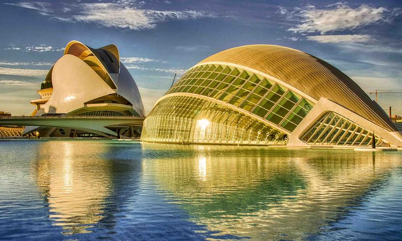 Edificios como el Palau de les Arts, a la izquierda, y el Hemisféric, se han convertido en íconos de la ciudad de Valencia. (Shutterstock)