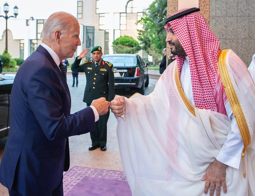 En esta imagen publicada por el Palacio Real saudí, el príncipe heredero saudí Mohammed bin Salman saluda al presidente estadounidense Joe Biden chocando los puños a su llegada en Yeda, Arabia Saudí, el 15 de julio de 2022.