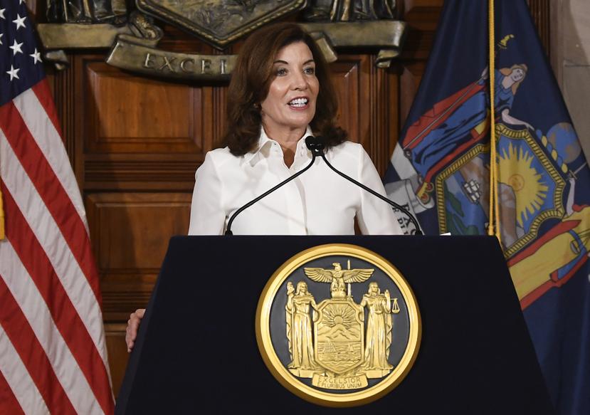 La gobernadora de Nueva York, Kathy Hochul, habla en rueda de prensa tras su juramentación en el capitolio estatal en Albany, Nueva York.