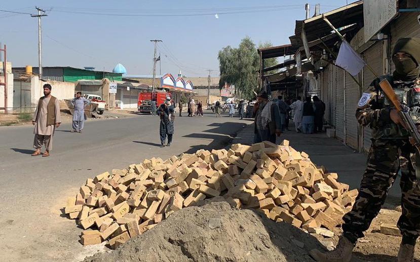 Zona cercana a una explosión que dejó varias personas muertas en una mezquita chií en Afganistán.