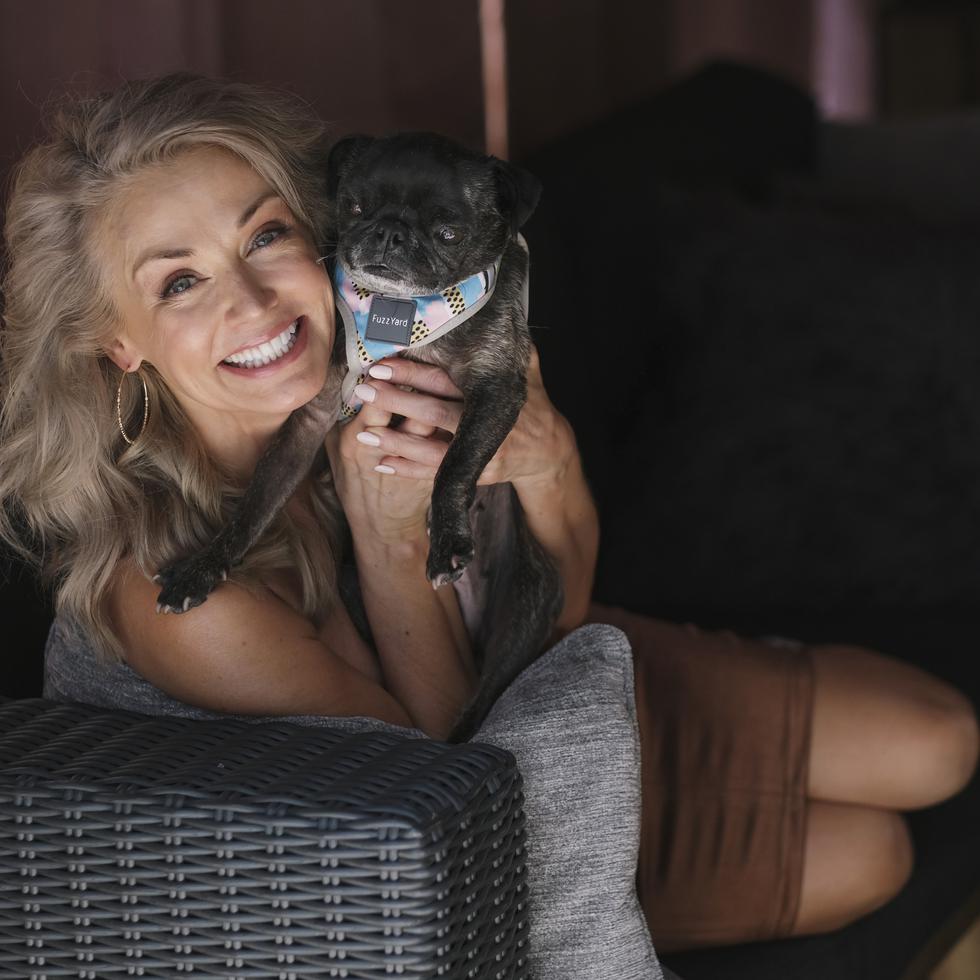La modelo Kathy Jacobs posa con su perrita Thumbelina en su casa en Calabasas, California. (AP)