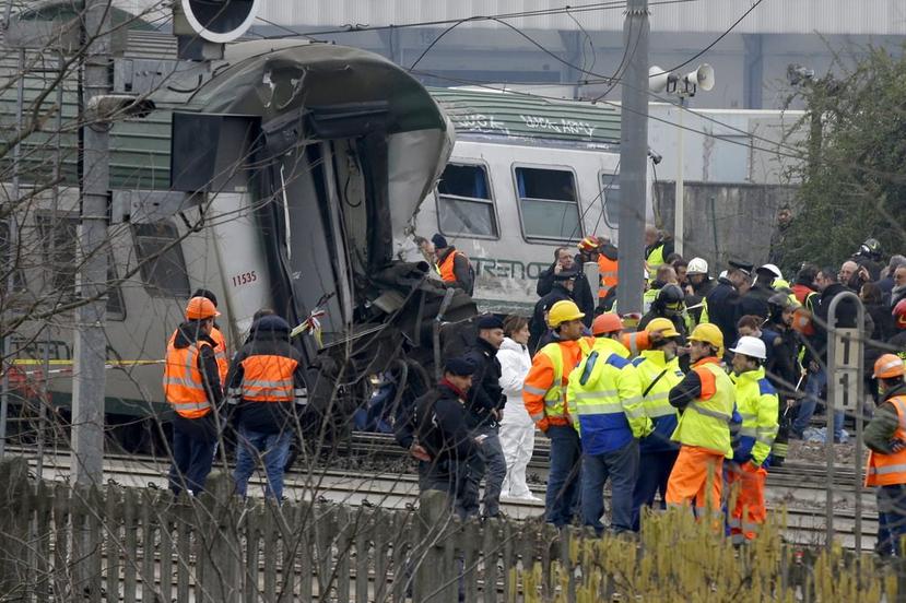 Equipo de rescate socorre a los heridos después de que un tren descarrilara cerca de Milán, en Italia (AP  / Luca Bruno).
