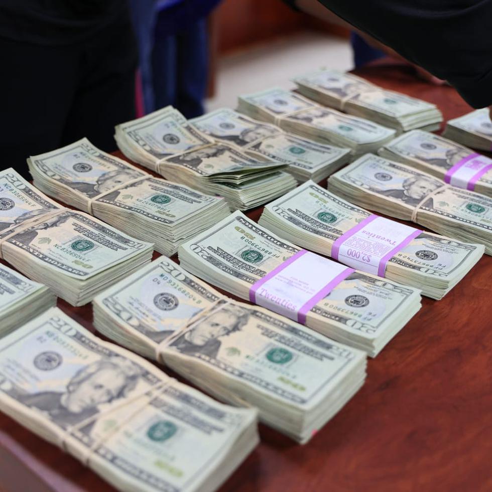 La Policía ocupó poco más de $70,000 en efectivo durante el operativo.