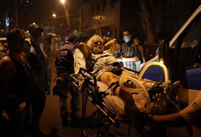 Pacientes son evacuados de un hospital en llamas en Río de Janeiro. (AP/Leo Correa)