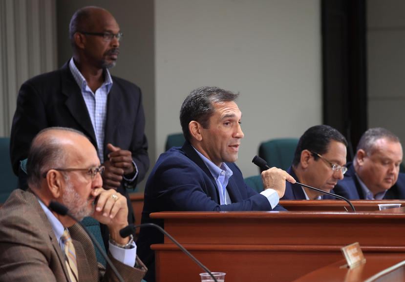La vista, en la que depusieron varios ciudadanos, incluido Gilberto Arvelo, conocido como “Dr. Shoper”,  fue liderada por el representante José Luis Rivera Guerra, con micrófono.