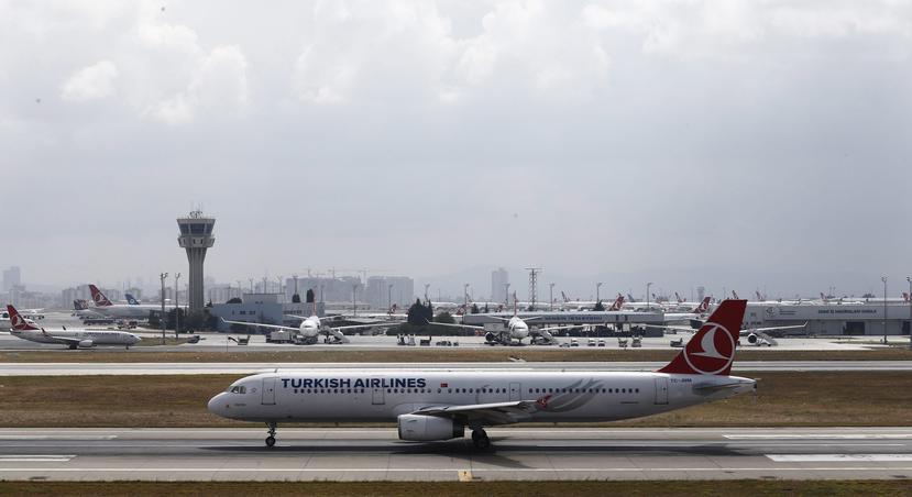 El aeropuerto de Atatürk, en Estambul, blanco de un triple atentado suicida anoche, ha vuelto a abrir tras un cierre de unas cinco horas.