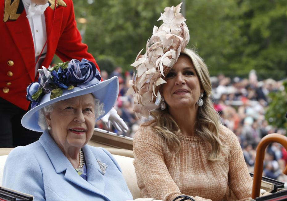Las reinas Elizabeth II y Maxima. (AP)
