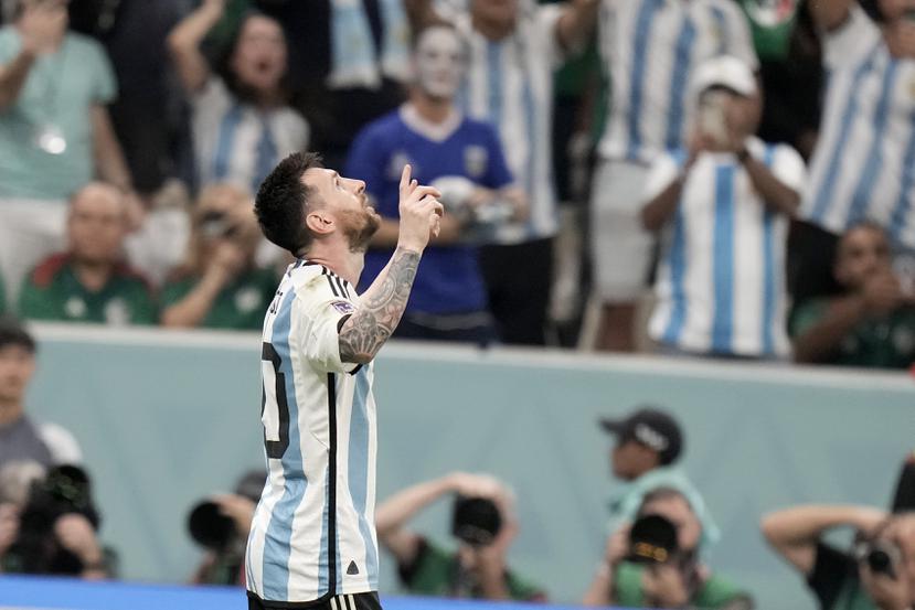 Lionel Messi celebra tras anotar el primer gol de Argentina en el partido por el Grupo C del Mundial, el sábado 26 de noviembre de 2022, en Lusail, Qatar. (AP Foto/Moisés Castillo)