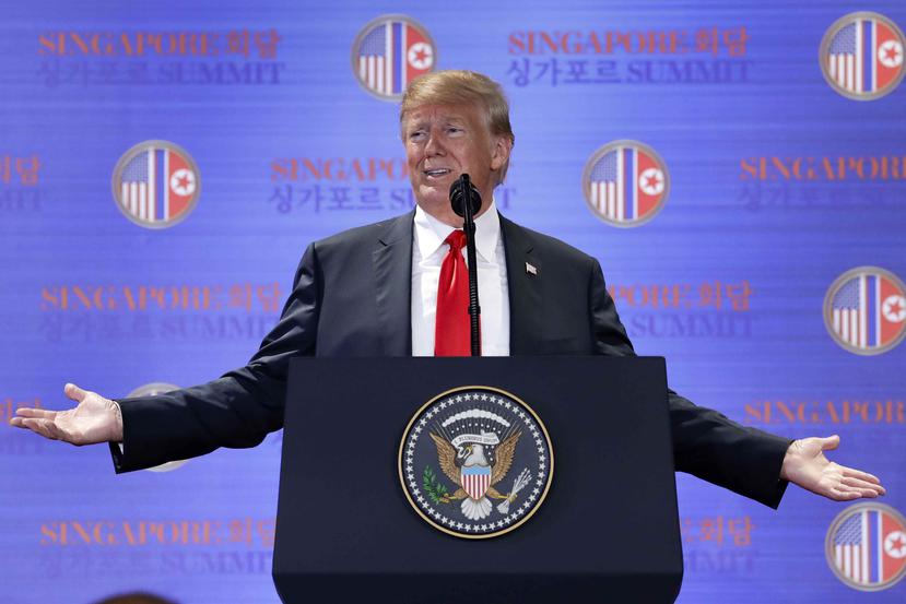 El presidente de Estados Unidos, Donald Trump, responde a preguntas sobre la cumbre con el mandarario norcoreano, Kim Jong Un, durante una conferencia de prensa en el complejo turístico de Capella, en la isla de Sentosa, en Singapur. (AP)