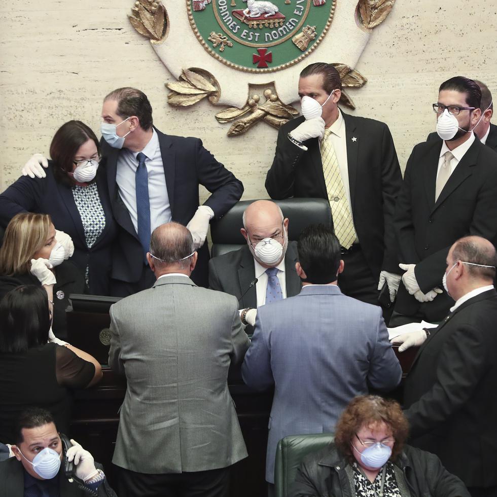 Los legisladores acudieron hoy al Capitolio con mascarillas y guantes.