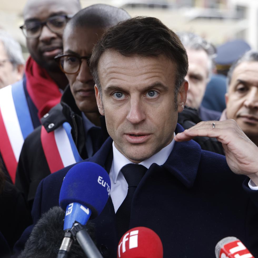 El presidente de Francia, Emmanuel Macron, rodeado por funcionarios, participa de la ceremonia de inauguración de la Villa Olímpica