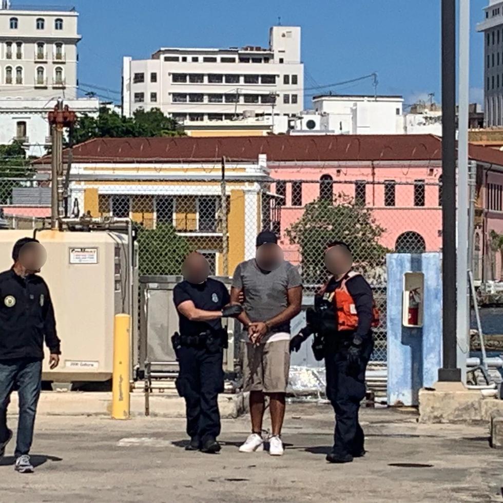 La Guardia Costera y el Negociado de Aduanas y Protección Fronteriza lograron detener a unos 12 polizones que se encontraban dentro de una barcaza que entraba al Puerto de San Juan.