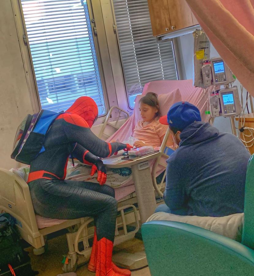 Félix Santana Rivera, como Spiderman, durante una visita a una niña hospitalizada.