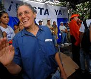 MAN04.- MANAGUA (NICARAGUA) 20/06/08.- La ex guerrillera y ex ministra de Salud durante el primer Gobierno sandinista, Dora María Téllez (i), saluda a sus simpatizantes durante la protesta del partido Movimiento de Renovación Sandinista (MRS) en Managua hoy, 20 de junio de 2008, por la cancelación de la personalidad jurídica de este partido por parte del Consejo Supremo Electoral. El partido (MRS) queda fuera de las elecciones municipales de noviembre próximo. EFE/Mario López