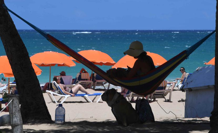 Los residentes y turistas decidieron pasar el Jueves Santo en las playas de San Juan.
