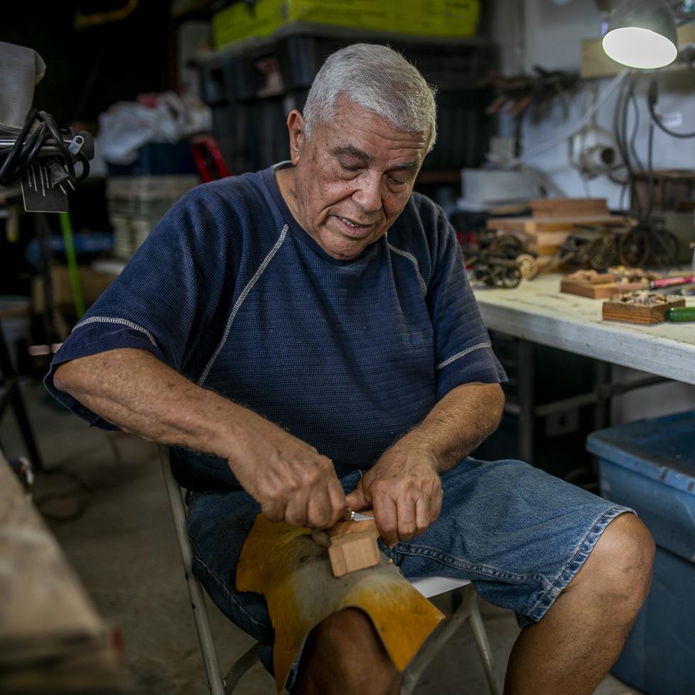 Entrevistamos en su taller al artesano guaniqueño, Wilzen "Cuco" Pérez, quien es tallador de Reyes y Santos.