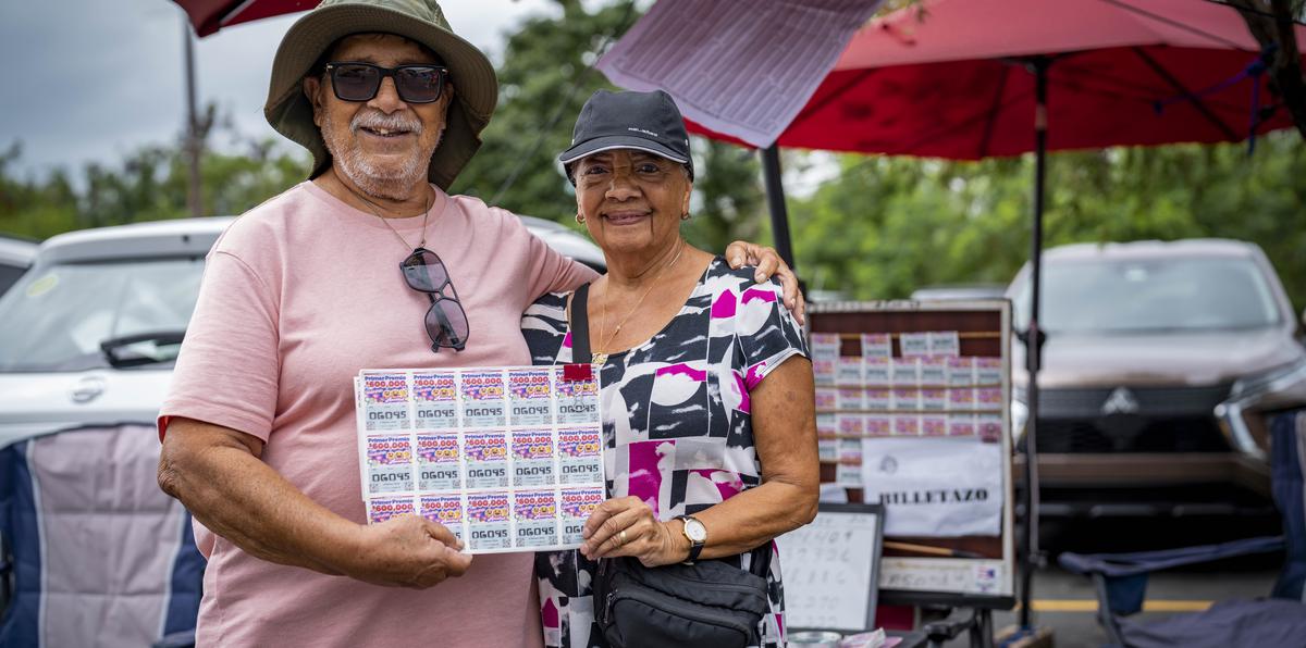 Con una contagiosa alegría, don Ángel Luis y su esposa Marta apuestan a su servicio para vender los billetes de Lotería Tradicional.