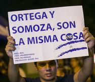 Un joven sostiene un cartel en alusión a una marcha en contra del gobierno en Managua, Nicaragua (EFE/Jorge Torres).