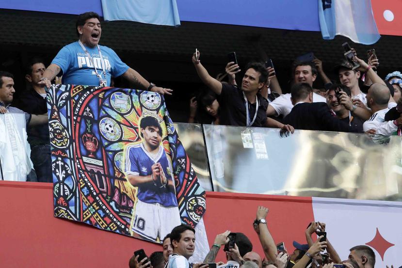 Diego Maradona (izq.) requirió de atención médica por una descompensación en el estadio de San Petersburgo. (AP / David Josek)