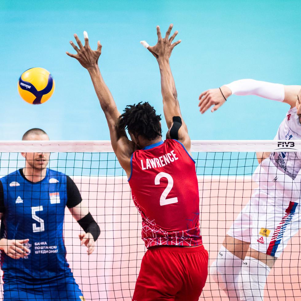 Klistan Lawrence (2) intenta un bloqueo durante el partido contra Serbia en el Mundial de voleibol.