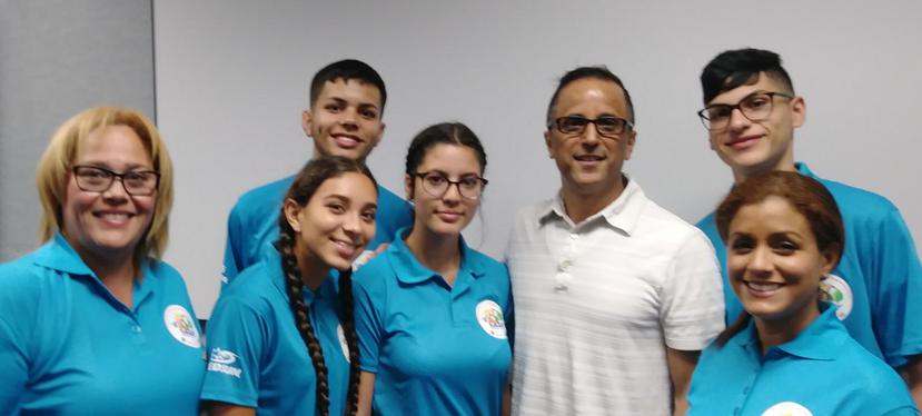 El grupo de Puerto Rico de la Escuela Inés María Mendoza y la CROEM se tomó una foto con el astronauta Joseph Acabá. (Suministrada)