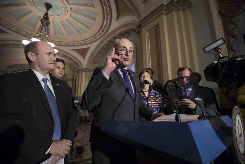 La delegación de 48 senadores demócratas, dirigida por Chuck Schumer, rechaza los cambios al Obamacare, al igual que varios senadores republicanos. (AP / J. Scott Applewhite)