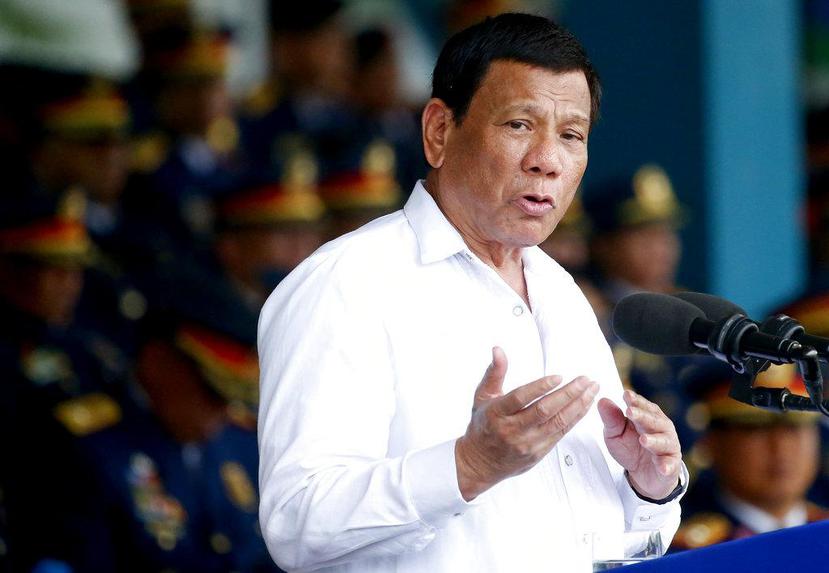 El presidente filipino Rodrigo Duterte pronuncia un discurso en un suburbio de la ciudad de Quezón, al noreste de Manila. (AP / Bullit Marquez)