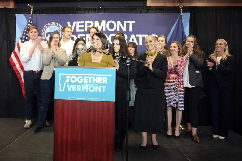 La demócrata Becca Balint da un discurso de victoria en Burlington, después de ser elegida la primera mujer y la primera persona abiertamente gay en representar a Vermont en el Congreso.