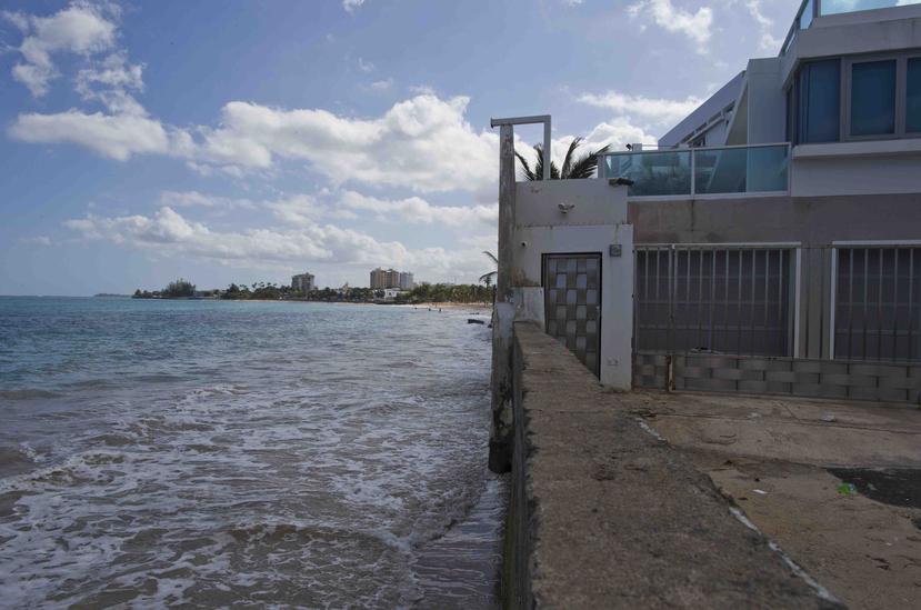 Imagen del año 2015 del muro que divide el mar de Ocean Park de algunas de las residencias ubicadas en la calle Málaga. Las playas de San Juan son algunas de las más afectadas por la erosión costera. (GFR Media)