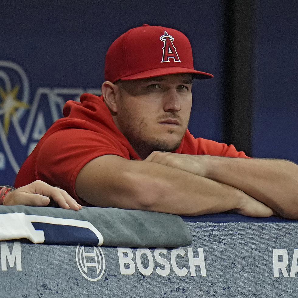El jardinero de los Angels de Los Ángeles, Mike Trout, observa desde el banco durante el primer episodio del juego ante los Rays de Tampa Bay.