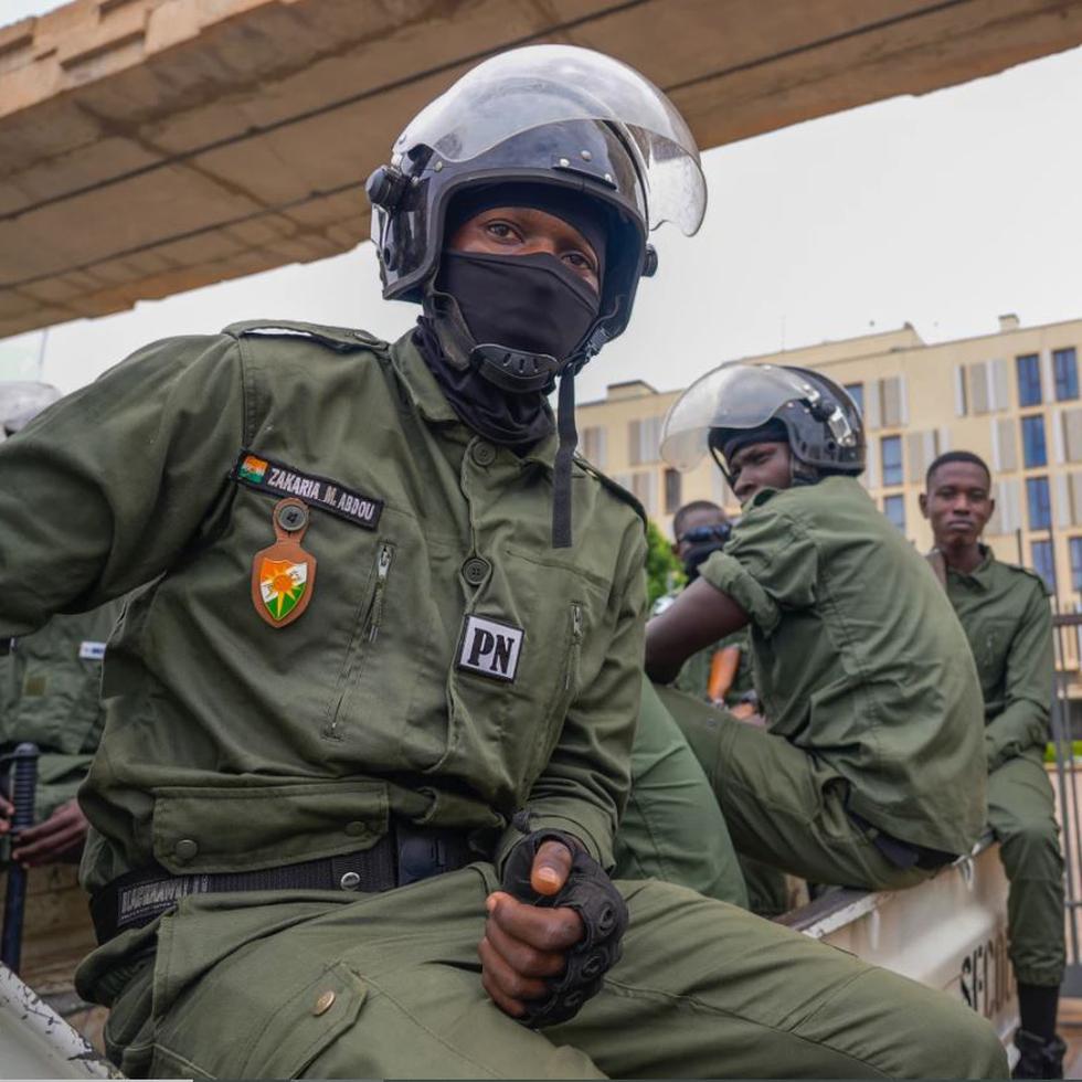 Policías nigerinos sentados ante las oficinas de aduanas en en Niamey, Níger.
