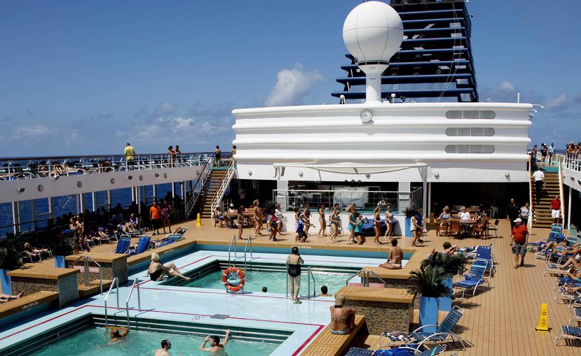 Turistas disfrutan dentro de un crucero. (Agencia EFE)