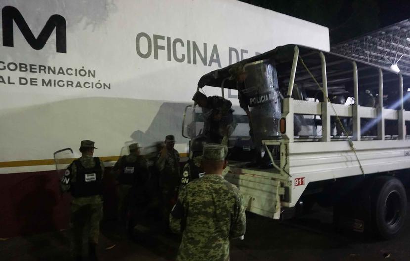 Integrantes de la Guardia Nacional arriban a la estación migratoria Siglo XXI, donde se suscitó un conato de motín por parte de migrantes. (EFE)