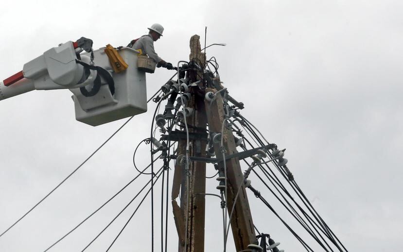 En Camuy y Quebradillas se necesita más presencia de brigadas para restaurar el servicio eléctrico, según el representante. (Archivo / GFR Media)