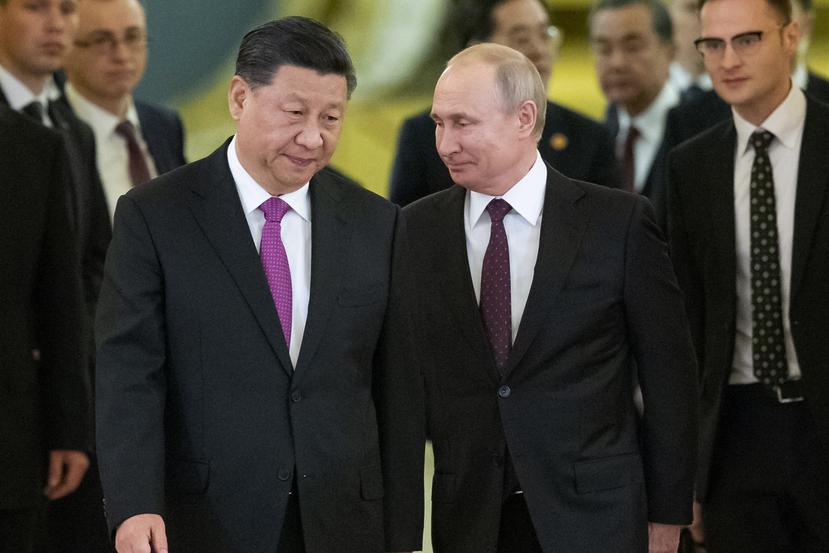 El presidente de China, Xi Jinping, a la izquierda, y el presidente de Rusia, Vladímir Putin, a la derecha, entran en una sala para reuniones en el Kremlin.