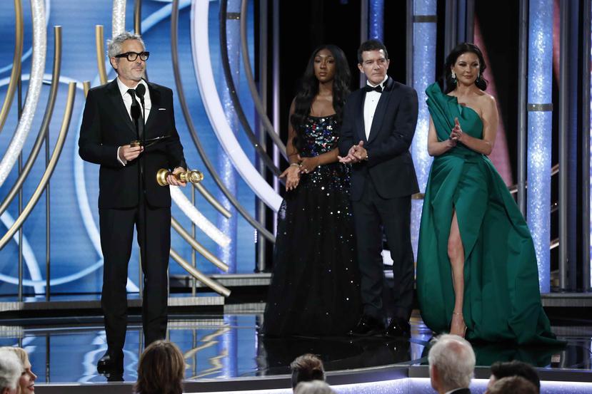 En esta imagen difundida por NBC, Alfonso Cuarón acepta el Globo de Oro a la mejor cinta en lengua extranjera por "Roma" el domingo 6 de enero del 2019 en Beverly Hills, California. (AP)