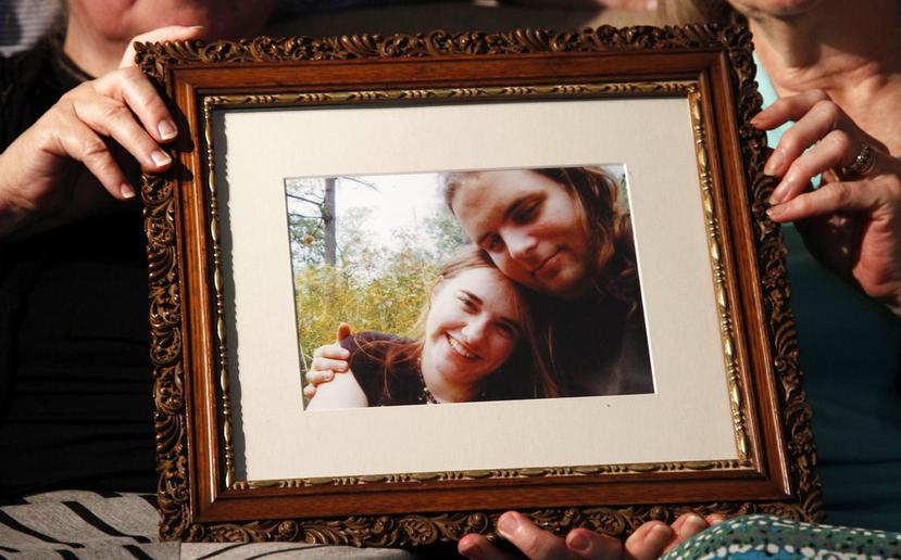 Foto tomada el 4 de junio de 2014 en la que familiares sujetan un retrato de Joshua Boyle y su esposa Caitlan Coleman (AP).