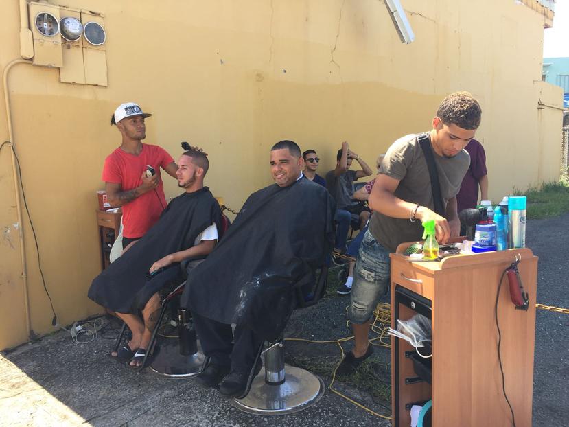 Los barberos de New York Style Joe Barber Shop sacaron sus sillas a la calle.