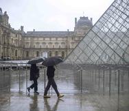 Un grupo de turistas esperan para entrar al Museo Louvre. (AP)