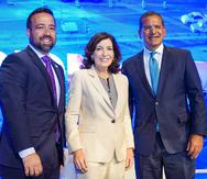 From left to right: the Secretary of State, Omar Marrero; Governor Kathy Hochul and Governor Pedro Pierluisi.