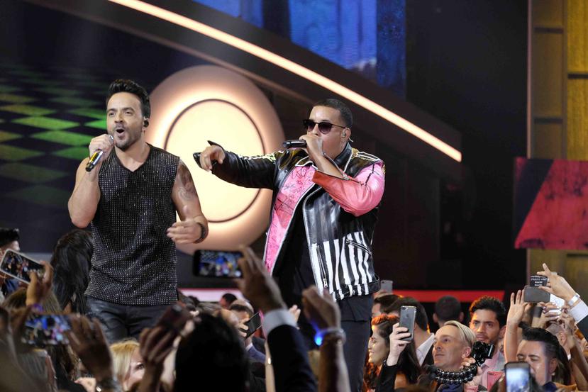 Luis Fonsi y Daddy Yankee cantando la canción en los Premios Billboard de la Música Latina 2017. 
