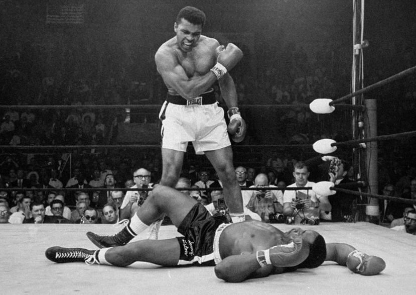 Foto de archivo de 1965 cuando Ali noqueó a Sonny Liston. (AP/John Rooney)