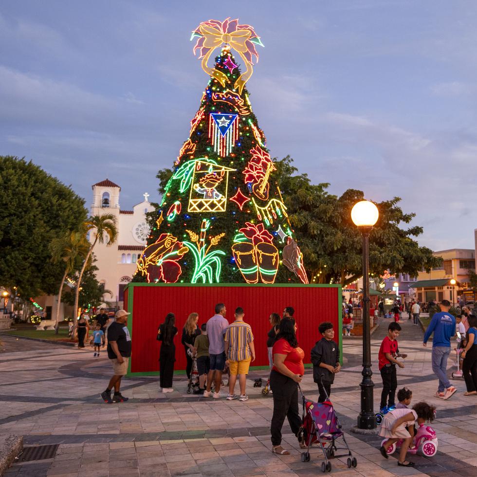 La plaza pública de Caguas acogió a decenas de familias que celebraron al aire libre la Navidad.