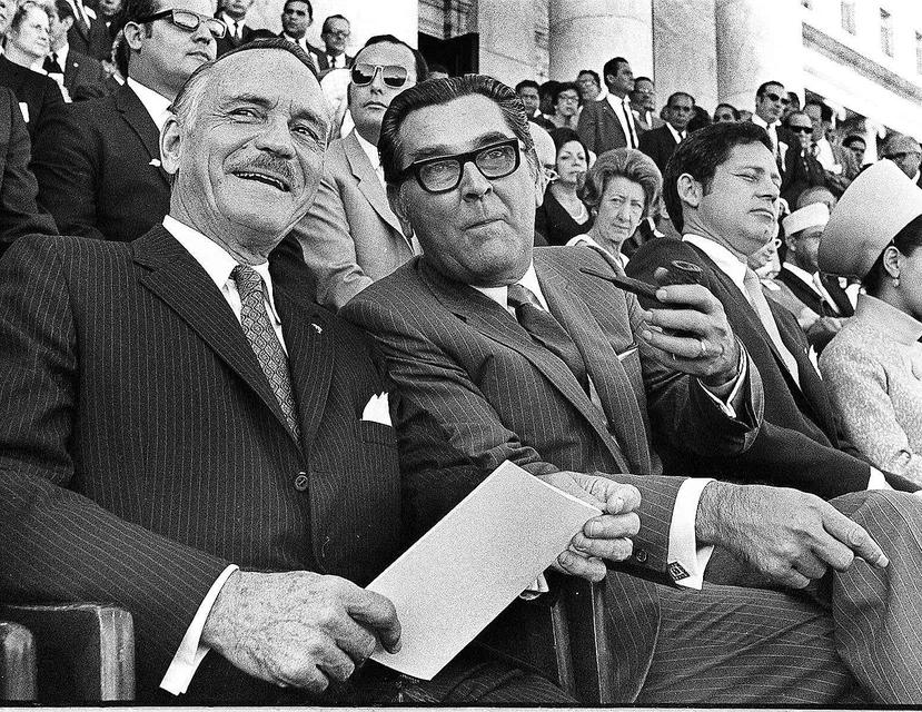 A la izquierda, el exgobernador Luis A Ferré durante su toma de posesión el 1ro de enero de 1968. (Archivo / GFR Media)