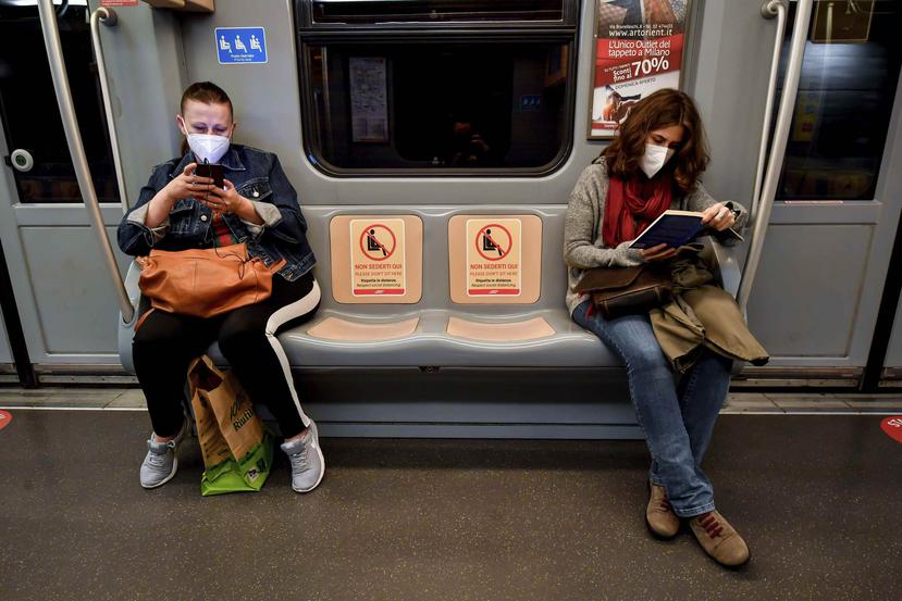 Ciudadanos utilizan el servicio de tren manteniendo distancia social y utilizando mascarillas. (AP)