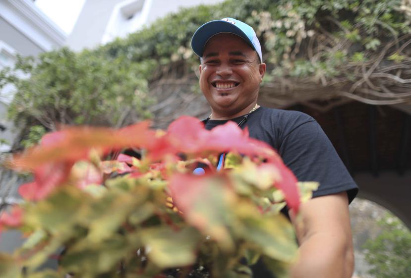 El agrónomo Héctor Santiago celebra que su cultivo no se perdió en su totalidad, por lo que pudo vender sus pascuas ayer.