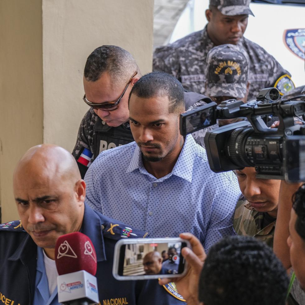Wander Franco (al centro) no dio declaraciones a los reporteros que le rodearon al quedar en libertad la tarde del lunes.